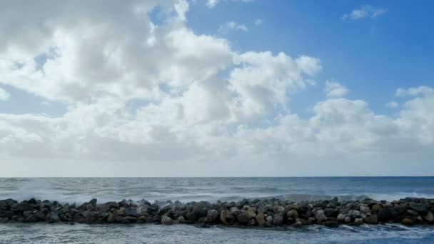 Stora vågor kraschar på stenar efter storm, klimatförändringar effekter, naturkraft — Stockvideo