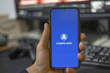 Adam akıllı telefon, değiş tokuş, dijital iş, kripto.com üzerinde şifreli para birimi uygulaması kullanıyor