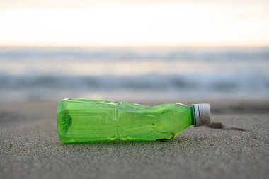 Kullanılan plastik şişe atıkları deniz kıyısı ekosisteminde atılıyor, çevresel kirlilik