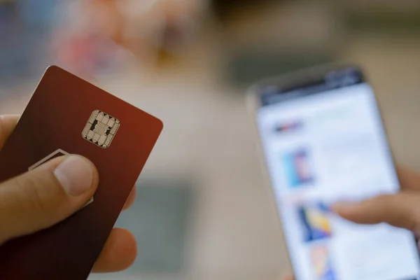 Mulher usar smartphone para comércio eletrônico pagamento de cartão de crédito em um smartphone, oi empresa de tecnologia — Fotografia de Stock