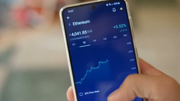 Homme vérifier Ethereum crypto croissance de la monnaie sur un smartphone, entreprise de monnaie numérique — Video