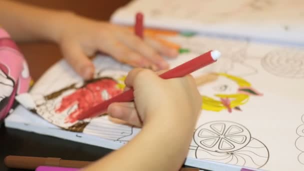 Enfant fille tout en coloriant ses devoirs peintures à la maison, style de vie familial — Video