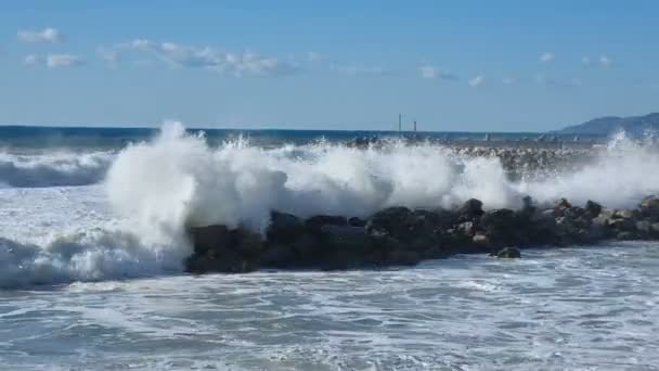 Olbrzymie fale rozbijające się na skalistym wybrzeżu po burzy morskiej, skutki zmian klimatu, pogoda w przyrodzie — Wideo stockowe
