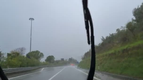 Homme conduisant une voiture sur une autoroute pluvieuse orageuse circulation, changements climatiques, conditions météorologiques — Video