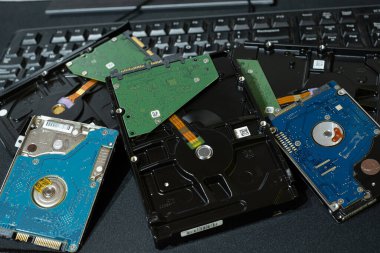 Hdd depolama aygıtı bilgisayar bileşenleri yığını. Merhaba teknik parça sıkıntısı