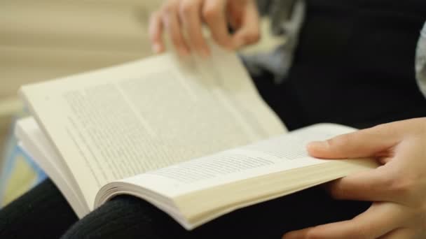 Γυναίκα ανάγνωση βιβλίο στον ελεύθερο χρόνο, μελέτη της γνώσης στο κλείδωμα, χαλαρώστε τον τρόπο ζωής — Αρχείο Βίντεο