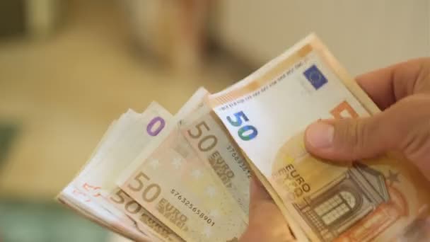 Zakenman telt eurobiljetten, inkomsten uit beleggingen, spaargeld — Stockvideo