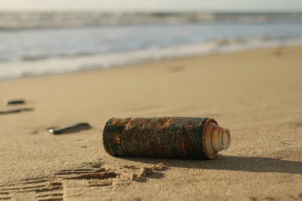 Velho spray enferrujado pode ser descartado no ecossistema da costa marítima, contaminação da natureza — Fotografia de Stock