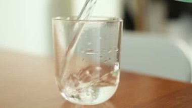 Adam içmeden önce maden suyu bardağı dolduruyor, sağlık hizmeti yaşam tarzı.