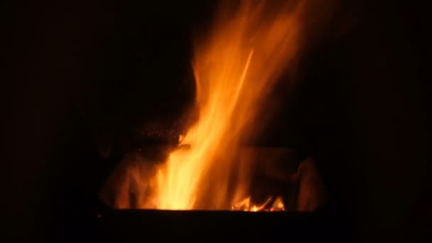 Рух вогню, що горить на печі в зимовий час, теплове обладнання для дому — стокове відео