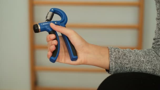 Fitness woman doing home workout with hand gripper gear,health care gym — Stock videók