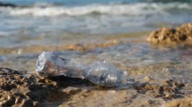 Kirlilik üzerine atılan plastik şişe kirlenmiş deniz ekosistemi, çevresel atık