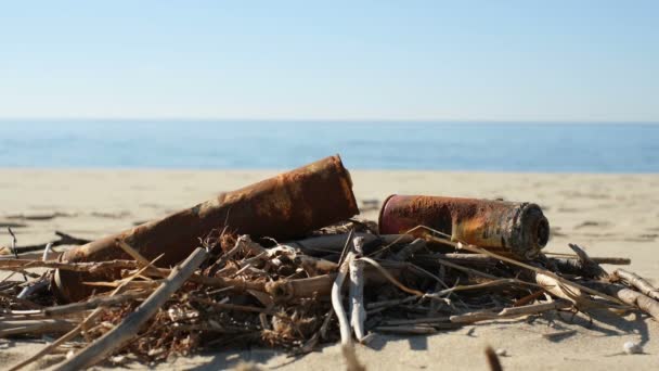 海の海岸生態系に捨てられた古い錆びたスプレー缶、自然汚染 — ストック動画