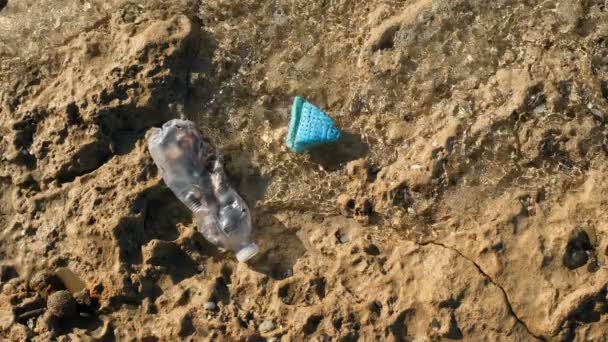 Frasco de plástico e detritos de poliestireno descartados no ecossistema marinho contaminado, poluição por resíduos ambientais — Vídeo de Stock