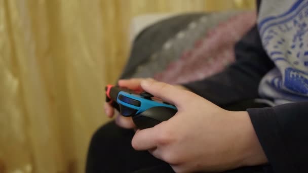 Bambino ragazzo mentre gioca con console di videogiochi portatili, dipendenza dai bambini tech — Video Stock
