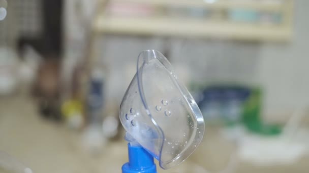 Medizinische Sauerstoff-Aerosol-Inhalator-Maske für die Behandlung von Atemwegserkrankungen, Pandemie im Gesundheitswesen — Stockvideo