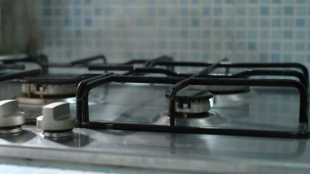 Kobieta używa kuchenki gazowej Lpg do gotowania w domu, a nie do marnowania energii odnawialnej — Wideo stockowe