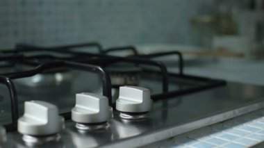 Karım evde yemek pişirmek için gaz sobası kullanır, yenilenebilir enerji israfı için değil.