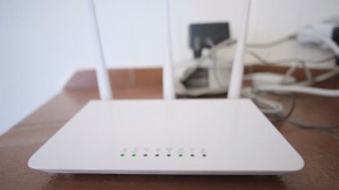Ev internet bağlantısı ve enerji tüketimi için Wifi yönlendirici aygıtı