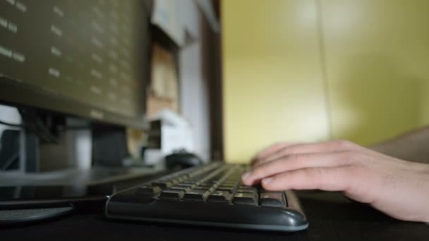 Человек, использующий настольный компьютер для анализа криптоиндекса фондового рынка, образа жизни домашних технологий, социальной изоляции — стоковое видео