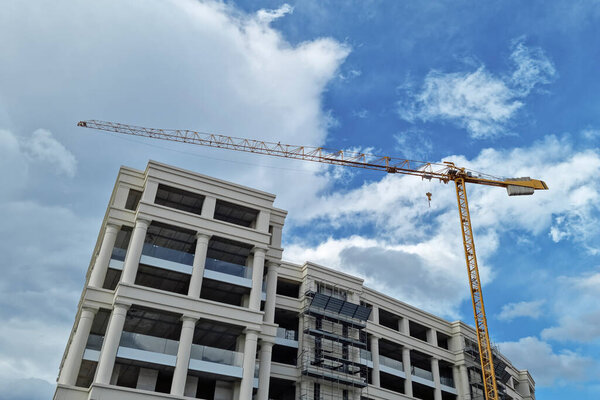 Промышленный кран, работающий на строительной площадке, на рабочих местах