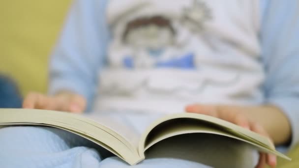 Νεαρό αγόρι σχολείο ανάγνωση βιβλίο στον ελεύθερο χρόνο, γνώση μελέτη της οικογένειας εκπαίδευση σπίτι τρόπο ζωής — Αρχείο Βίντεο