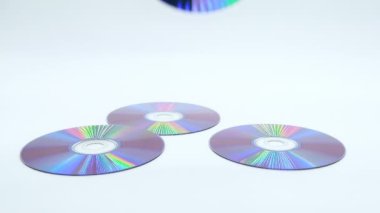 Cd rom disk yığını beyaz arkaplan yavaş çekime düşüyor, optik veri depolama teknolojisi