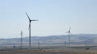 Rüzgar çiftliği tepesinde dönen rüzgar türbinleri, yeşil yenilenebilir enerji üretimi, eko teknolojisi 