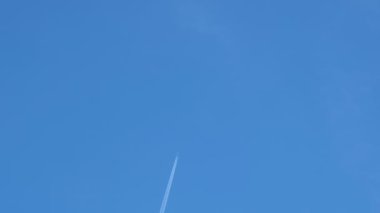 Derin mavi gökyüzünde uçan uçaklar kimyasal istikametler, hava taşımacılığı 