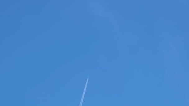 Letadlo letící po tmavě modré obloze s chemickými směrovými cestami, letecká doprava — Stock video