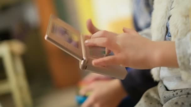 Gyerekek játszanak hordozható videojáték konzolok otthon, tech életmód, gyerek függőség — Stock videók