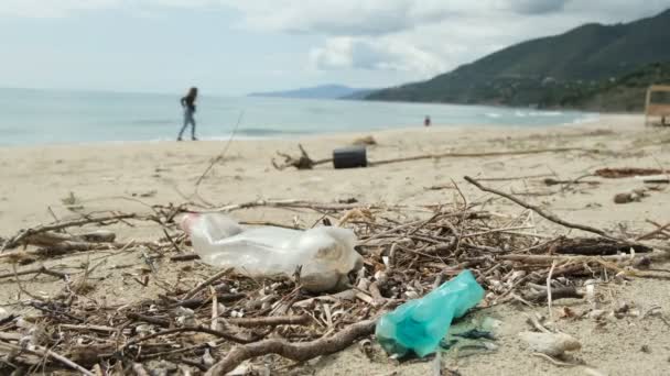 Contaminación de botellas plásticas desechadas en el ecosistema de la costa marina contaminada, daños a los residuos ambientales — Vídeo de stock