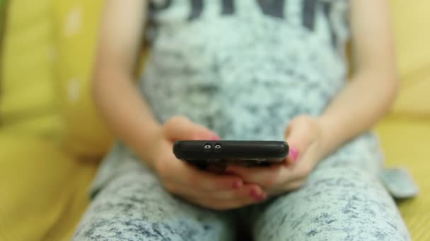 Børnepige Bruger Smartphone Hjemmet Fritid Børn Uddannelse Teknologi Afhængighed – Stock-video
