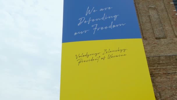 Ukrajina Vlajka Prapor Vystaven Evropské Město Památník Podporu Ukrajiny Bez — Stock video