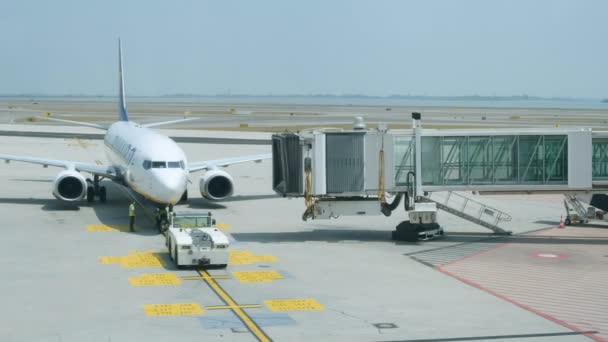 Сотрудники Терминала Аэропорта Загружают Самолет Ryanair Перед Вылетом Посадка Туннель — стоковое видео