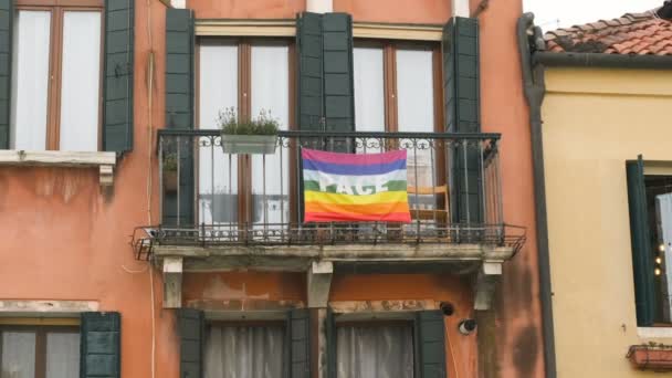 Rainbow Peace Flag Exposed City House Facade Support Stop War — Stockvideo