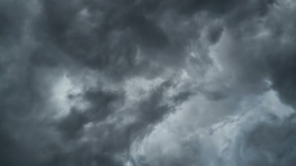 Σκούρα Βροχερά Θυελλώδη Σύννεφα Σχηματίζονται Κατά Διάρκεια Μιας Καταιγίδας Τις — Αρχείο Βίντεο
