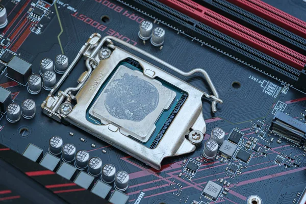 Cpu Mit Getrockneter Wärmeleitpaste Auf Tech Motherboard Computerkomponenten Chip — Stockfoto