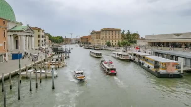 Hoog Uitzicht Het Beroemde Treinstation Van Venetië Met Mensen Wandelen — Stockvideo