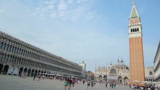 ヴェネツィア イタリア 7月2022 人々はヴェネツィア イタリアのランドマークで有名なサン マルコ広場を歩いて観光客 — ストック動画