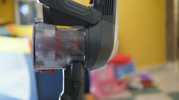 人们使用真空吸尘器进行日常家居除尘 家用电器 — 图库视频影像