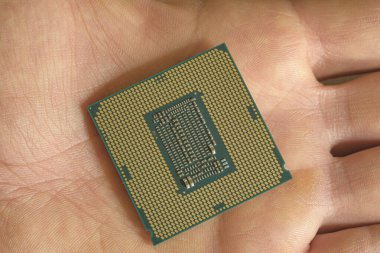 Adam bir yüksek teknoloji masaüstü pc Cpu parçası tutun, bilgisayar bileşenleri çip eksikliği.