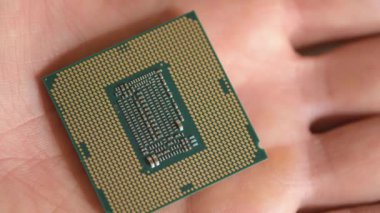 Adam bir yüksek teknoloji masaüstü bilgisayar parçası tutun pc pu parçası, bilgisayar bileşenleri çip kısa devre