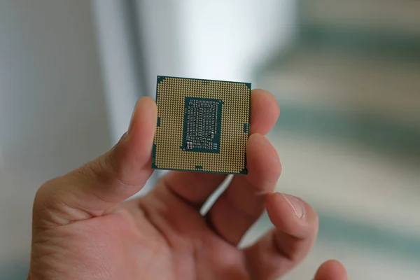 Mann Zeigt Ein Tech Desktop Cpu Teil Computerkomponenten Chip Mangel — Stockfoto