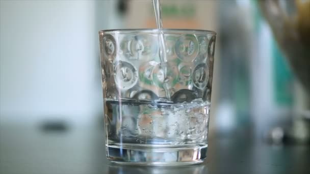 Vidro Água Encher Até Câmera Lenta Água Pura Beber Cuidados — Vídeo de Stock