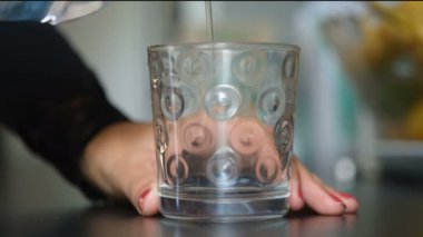 Kadın içmeden önce bir bardak su doldurur, sağlık hizmeti yaşam tarzı 4k.