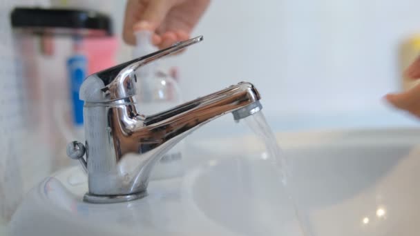 Mulher Higienizar Lavar Mãos Casa Banho Hábitos Higiene Pessoal Cuidados — Vídeo de Stock