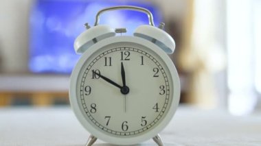 Günlük aile ruotini, hızlı geçiş kavramı, analog saat hareketi süresince klasik saat akışı. 4k