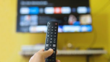 Adam el gezdirme akıllı TV uygulamaları, zapping kanalı, boş zaman kilitlenmesi ev yaşam tarzı.