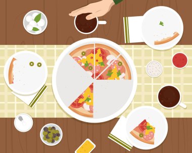 Arkadaşlar pizzayla akşam yemeği